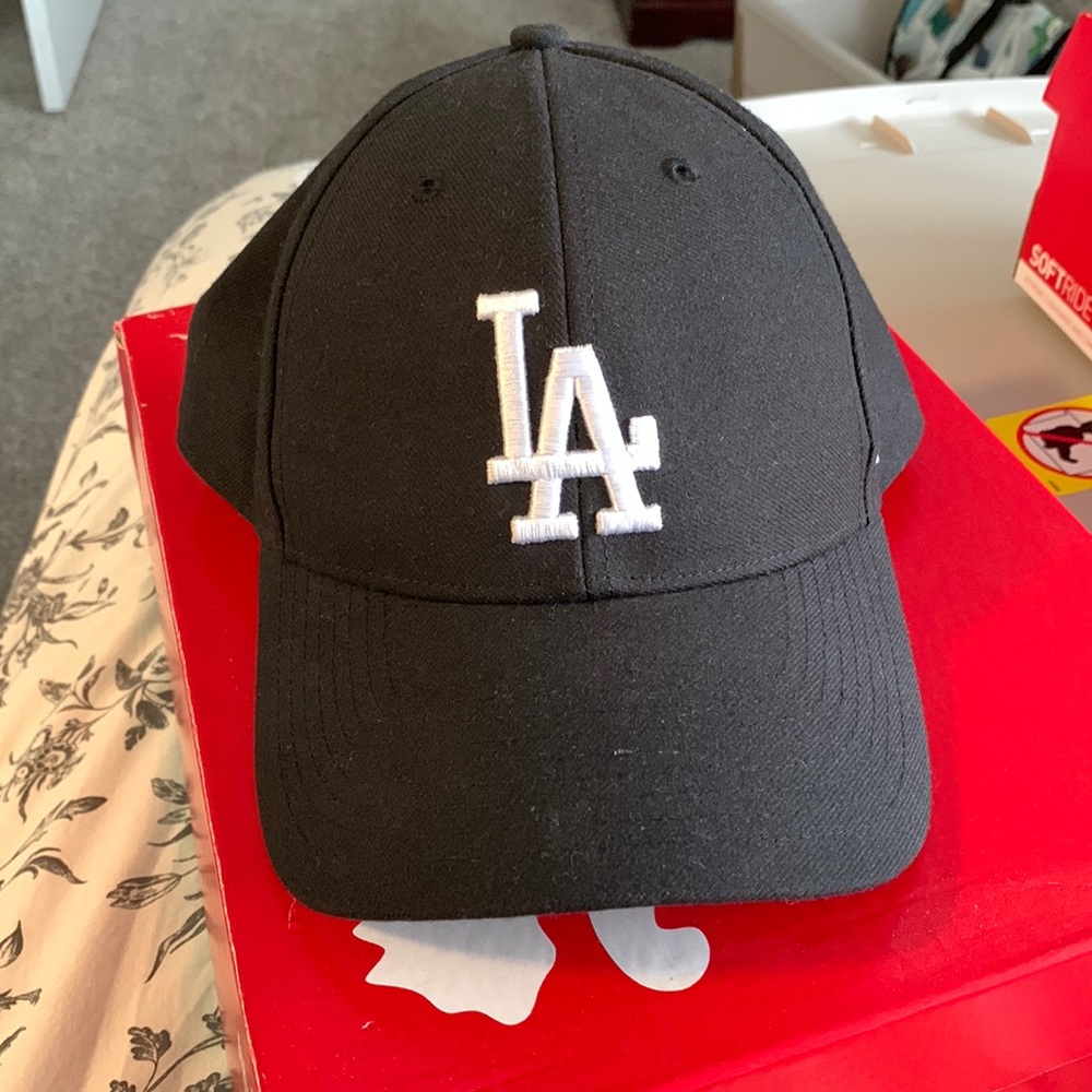 LA dodgers hat black.